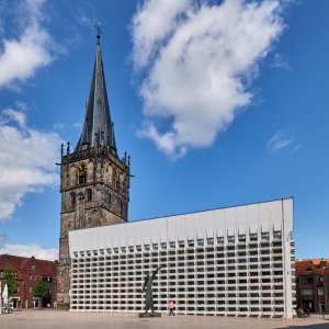 Alter Kirchturm - neues Kirchenschiff...... Werner Schuffenhauer